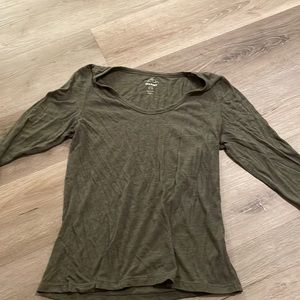 This is a pretty elbowed length shirt I would say it’s good for fall !